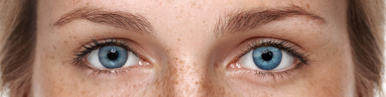 Die natürliche Augenfarbe verglichen mit der Augenfarbe bei tönenden Kontaktlinsen
